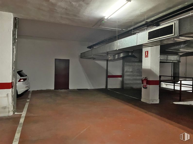 Industrial for sale at Calle María Zayas, Arganda del Rey, Madrid, 28500 with light fixture, lighting, car, flooring, floor, hall, building, gas, ceiling and parking around