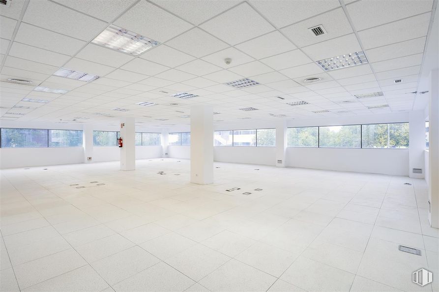 Oficina en alquiler en Ronda Poniente, 3, Tres Cantos, Madrid, 28760 con ventana, hall, edificio, suelo, suelos, accesorio, sombra, vidrio, espacio y techo alrededor