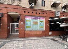 Local en alquiler en Avenida Ejército, 32, Arganda del Rey, Madrid, 28500 con ventana, edificio, albañilería, ladrillo, superficie de la carretera, acera, puerta, inmobiliario, madera y fachada alrededor