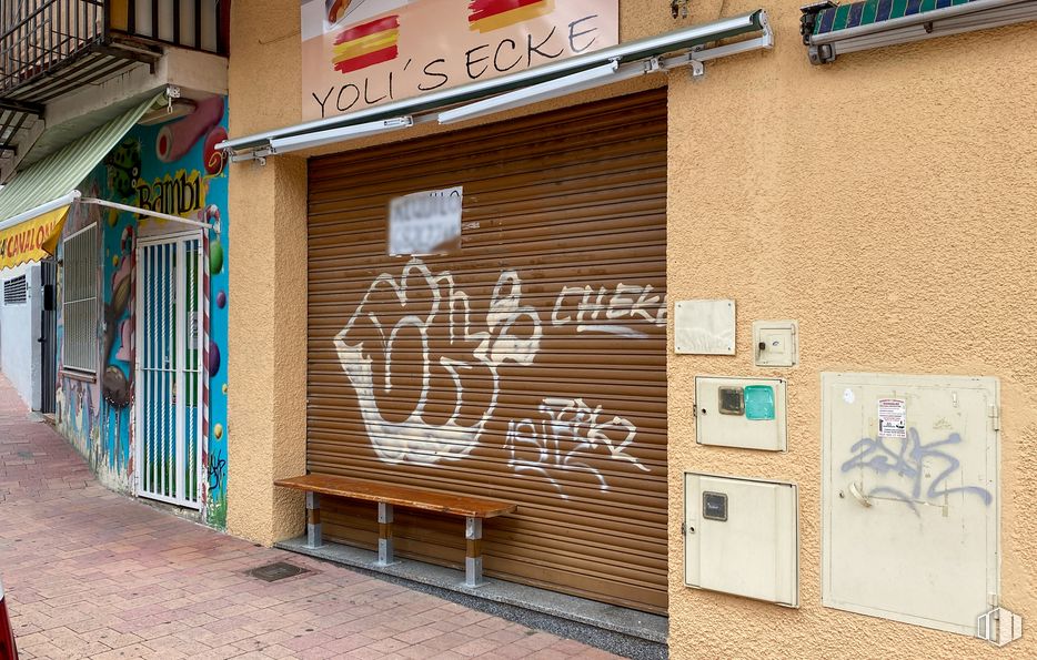 Retail for rent at Calle San Roque, 31, Guadarrama, Madrid, 28440 with bench, picture frame, wood, brickwork, brick, graffiti, neighbourhood, art, wall and font around