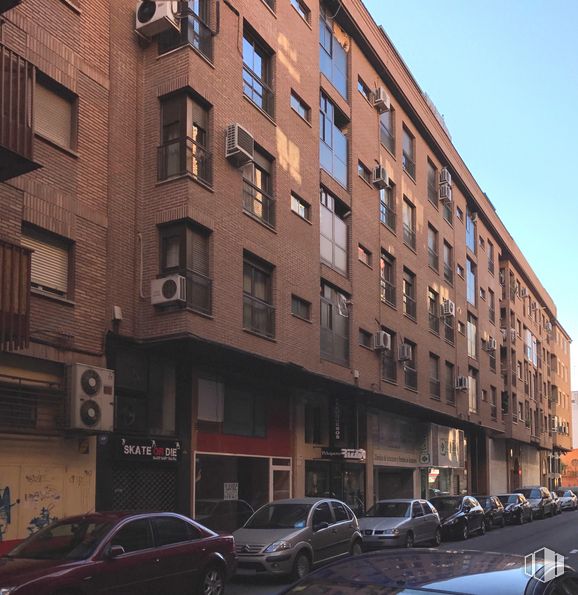 Retail for rent at Calle Joaquina Santander, 40, Talavera de la Reina, Toledo, 45600 with car, window, building, land vehicle, tire, wheel, automotive parking light, property, sky and vehicle around