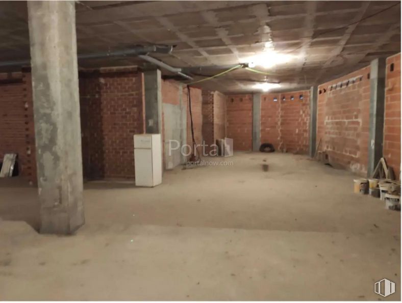 Retail for sale at Calle Lope de Vega, Candeleda, Ávila, 05480 with door, wood, floor, flooring, hall, beam, building material, composite material, ceiling and concrete around