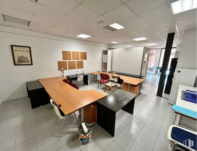 Retail for sale at Calle Pozas, San Lorenzo de El Escorial, Madrid, 28200 with chair, picture frame, table, furniture, office chair, building, interior design, floor, flooring and desk around