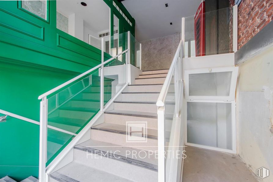 Retail for sale at Calle Ibiza, Retiro, Madrid, 28009 with flooring, floor, interior design, stairs, ceiling, design, handrail, tile flooring, cleanliness and steel around