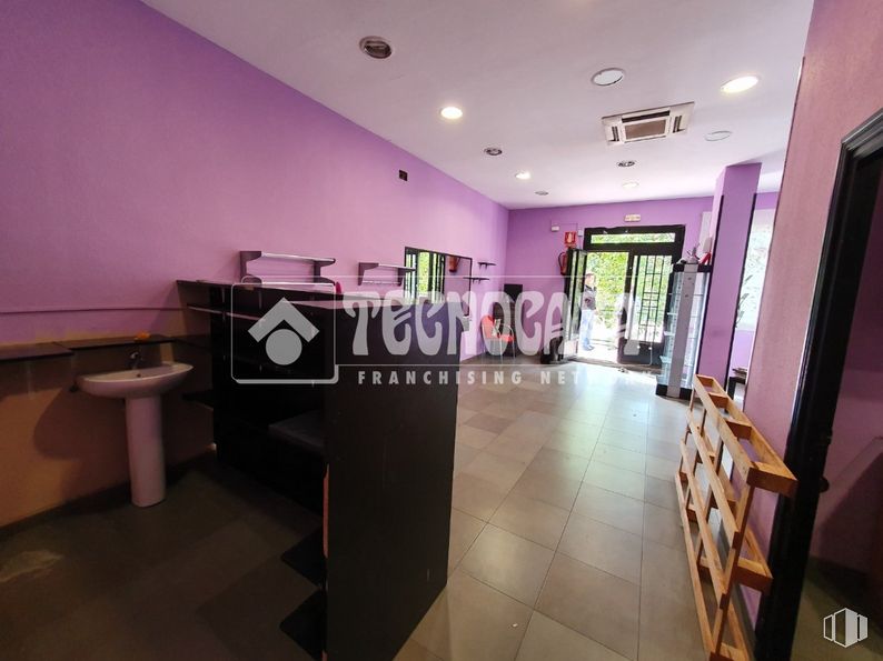 Retail for rent at Zona Soto, Móstoles, Madrid, 28047 with sink, purple, building, floor, wall, flooring, material property, house, magenta and picture frame around