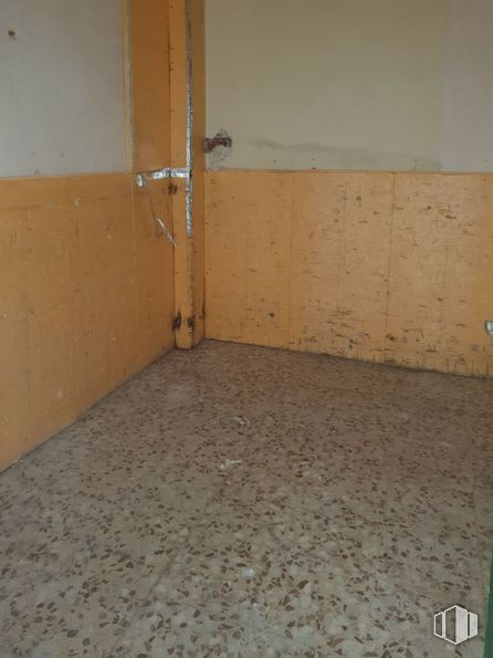 Local en alquiler en Zona Reyes Católicos, Alcalá de Henares, Madrid, 28802 con madera, piso, suelo, beige, superficie de carretera, gas, material compuesto, hormigón, material de construcción y madera alrededor