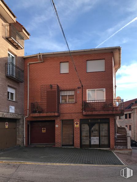 Local en alquiler en Calle Riaza, 17, Miraflores de la Sierra, Madrid, 28792 con ventana, edificio, puerta, nube, cielo, madera, superficie de la carretera, diseño urbano, albañilería y ladrillo alrededor