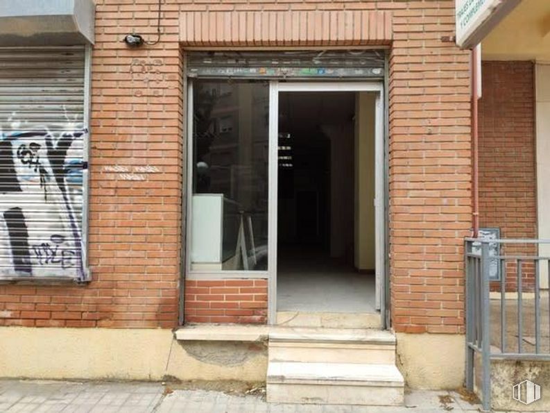 Retail for sale at Calle Montero, 42, Móstoles, Madrid, 28934 with window, building, fixture, brickwork, brick, wood, door, building material, wall and facade around