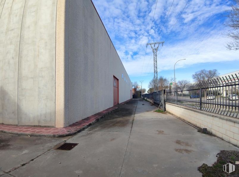 Industrial for sale at Polígono industrial Villacañas, Villacañas, Toledo, 45860 with cloud, sky, road surface, asphalt, architecture, street light, sidewalk, city, road and plant around