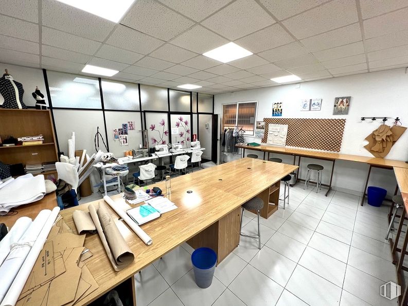 Office for rent at Calle Doctor Esquerdo, Salamanca, Madrid, 28028 with desk, furniture, flooring, interior design, floor, table, lighting, composite material, metal and ceiling around