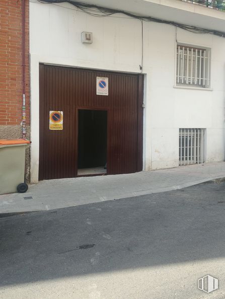 Retail for sale at Calle Elfo, Ciudad Lineal, Madrid, 28027 with window, door, asphalt, road surface, building, wood, fixture, residential area, home door and city around