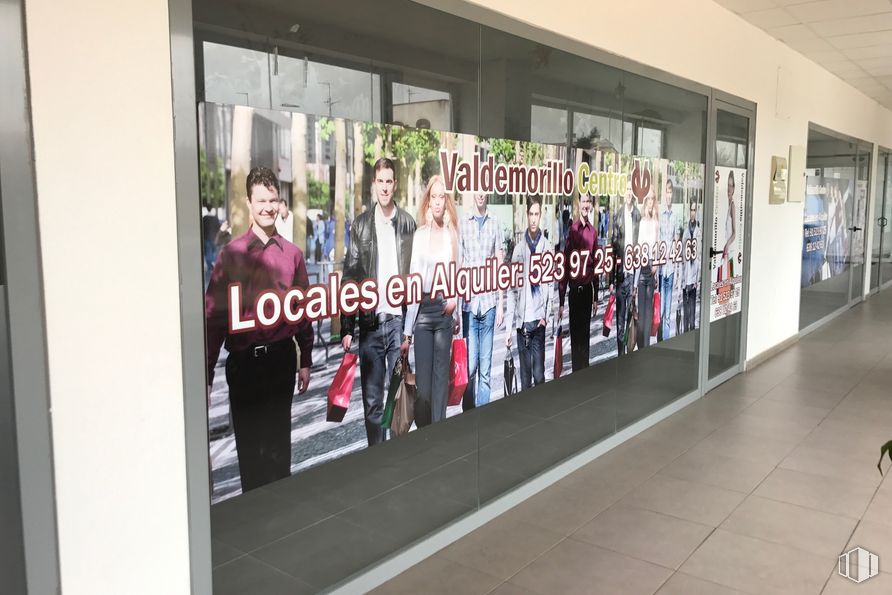 Retail for rent at Avenida Plaza de Toros, 2, Valdemorillo, Madrid, 28210 with person, pants, top, fixture, building, automotive design, font, art, facade and event around