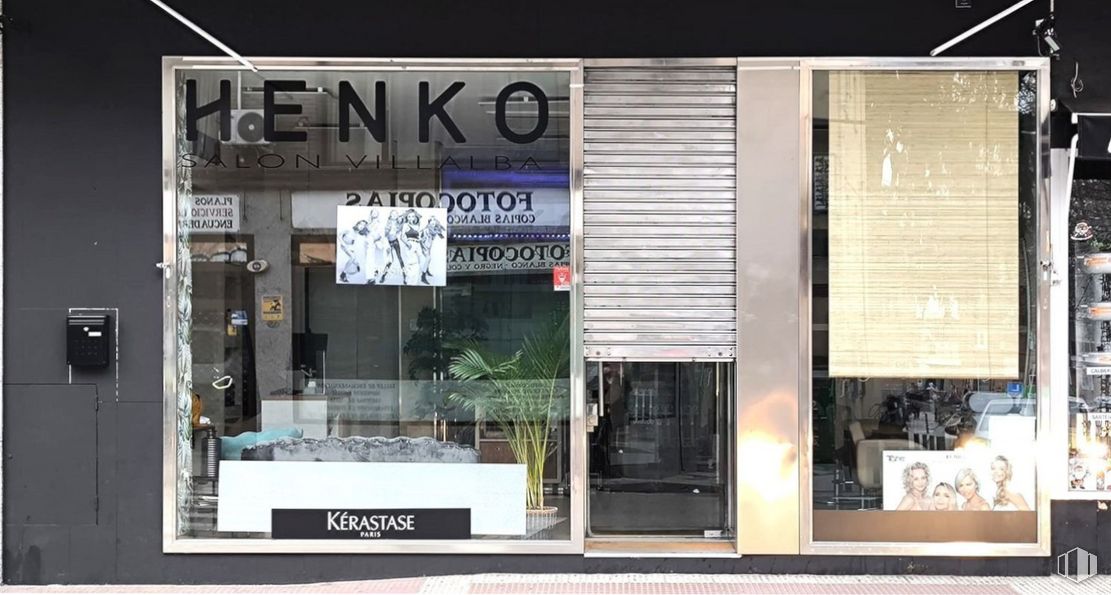 Local en venta en Calle Venta, 12, Collado Villalba, Madrid, 28400 con accesorio, fuente, planta, fachada, venta al por menor, puerta, señalización, edificio, ciudad y publicidad alrededor