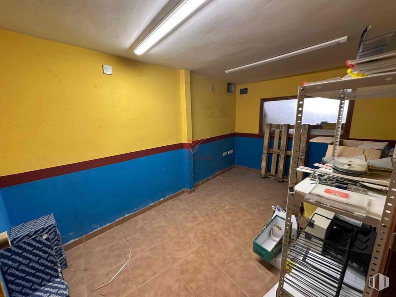 Retail for sale at Calle Fermín Caballero, Cuenca, 16004 with light fixture, lighting, flooring, floor, ceiling, composite material, paint, wood stain, hardwood and plywood around