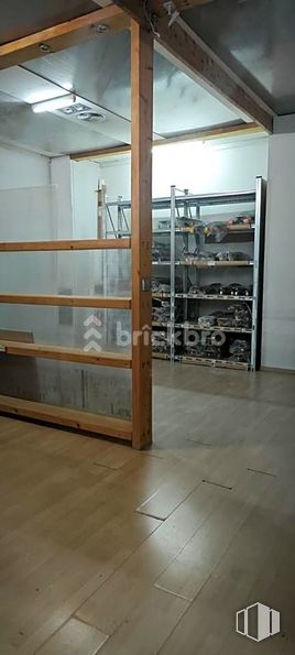 Oficina en alquiler y venta en Avenida Andalucía, Villaverde, Madrid, 28041 con mueble, edificio, madera, estantería, suelo, suelos, vitrina, gas, techo y madera dura alrededor