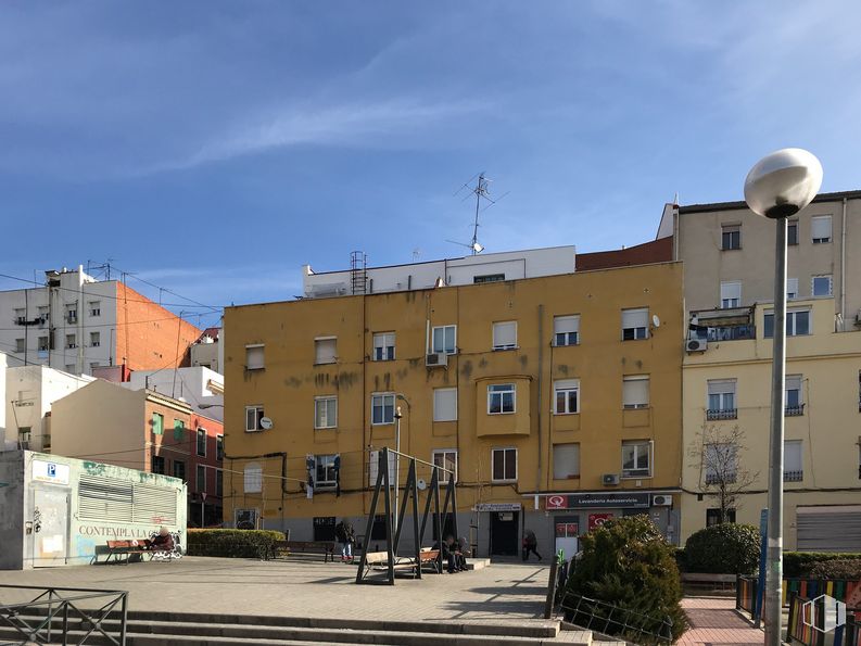 Local en venta en Calle Navarra, Tetuán, Madrid, 28039 con edificio, nube, cielo, propiedad, planta, ventana, diseño urbano, condominio, zona residencial y fachada alrededor