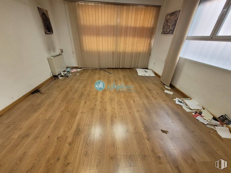 Retail for rent at Paseo Ezequiel González, Segovia, 40002 with window, wood, building, flooring, fixture, floor, wood stain, plank, hardwood and laminate flooring around