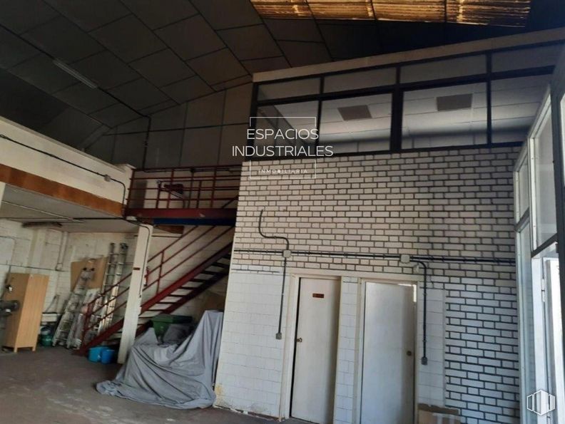 Nave en venta en Polígono Industrial Mejorada del Campo Norte, Mejorada del Campo, Madrid, 28840 con puerta, madera, accesorio, sombra, edificio, techo, fachada, haz, suelos y material compuesto alrededor