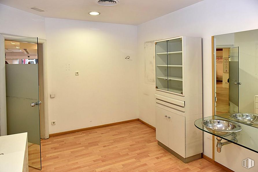 Local en alquiler y venta en Centro urbano, Getafe, Madrid, 28901 con ebanistería, propiedad, accesorio, madera, interiorismo, alumbrado, arquitectura, puerta, suelos y suelo alrededor