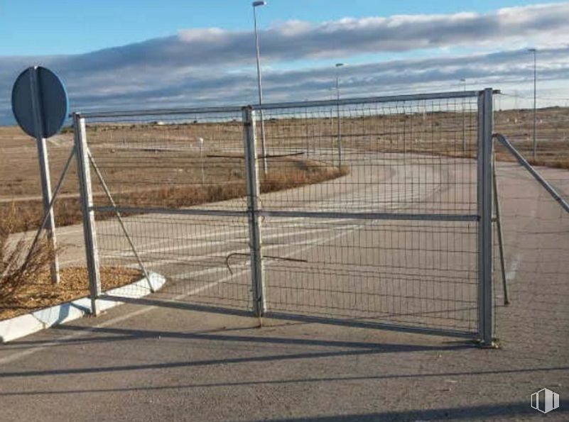 Land for sale at Plaza Sector, Horche, Guadalajara, 19140 with sky, cloud, fence, mesh, land lot, wire fencing, shade, landscape, road surface and horizon around