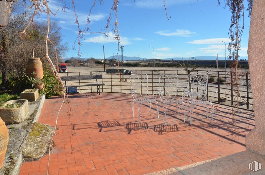 Retail for sale at Calle Bayona, 44, Boceguillas, Segovia, 40560 with sky, cloud, plant, road surface, land lot, wood, brickwork, brick, landscape and tree around