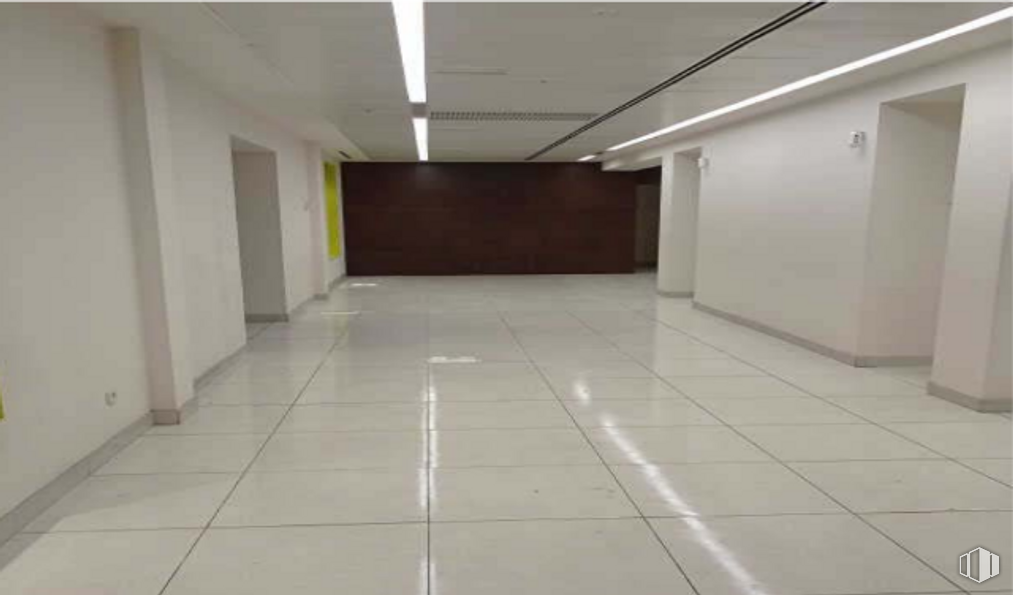 Retail for sale & for rent at Calle Valdecanillas, 9, San Blas - Canillejas, Madrid, 28037 with property, building, flooring, fixture, floor, tile flooring, composite material, hall, ceiling and concrete around