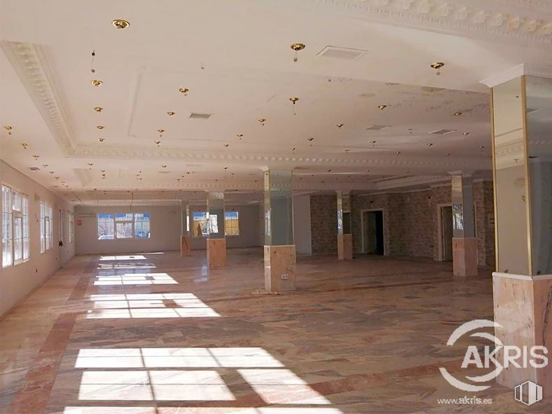 Retail for sale at Avenida de Europa, Griñón, Madrid, 28971 with hall, wood, flooring, floor, fixture, hardwood, ceiling, tile flooring, building material and beige around