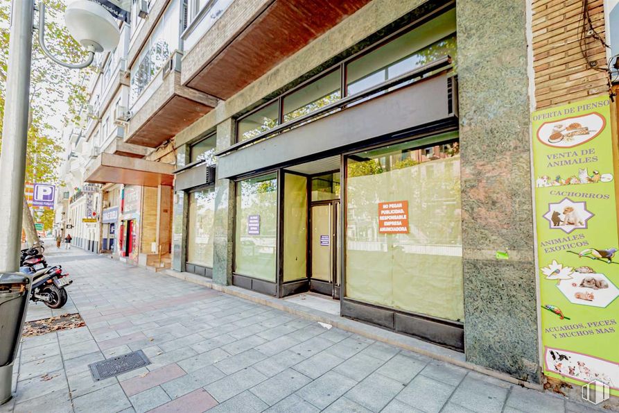 Local en alquiler y venta en Calle Francisco Silvela, 21, Salamanca, Madrid, 28028 con edificio, superficie de la carretera, acera, barrio, planta, espacio público, diseño urbano, inmobiliario, fachada y carretera alrededor