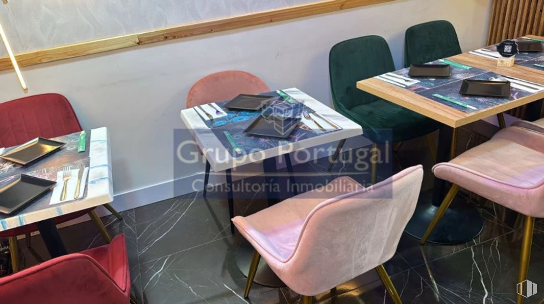 Retail for rent at Zona Puerta de Toledo, Centro, Madrid, 28005 with chair, restaurant, wood stain, kitchen & dining room table, cafeteria and houseplant around