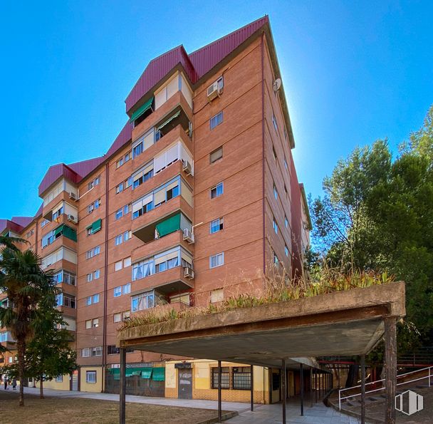 Retail for sale at Calle General Moscardó Guzmán, 14, Guadalajara, 19004 with building, sky, property, tree, plant, window, urban design, house, condominium and neighbourhood around