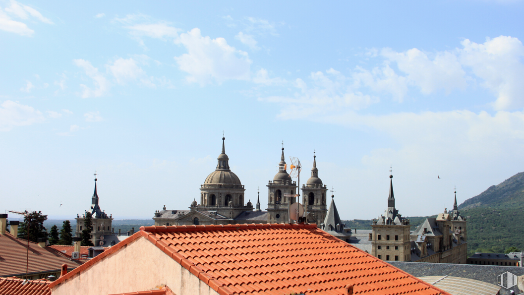 Suelo en venta en Calle Francisco Muñoz, 11, San Lorenzo de El Escorial, Madrid, 28200 con edificio, cielo, nube, ventana, casa, remate, techo, fachada, ciudad y campanario alrededor