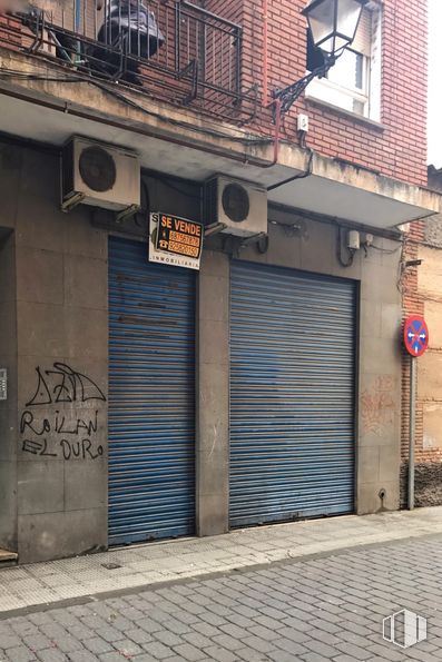 Retail for sale at Calle Úbedas, 22, Talavera de la Reina, Toledo, 45600 with window, building, daytime, property, wood, road surface, handwriting, door, brick and neighbourhood around