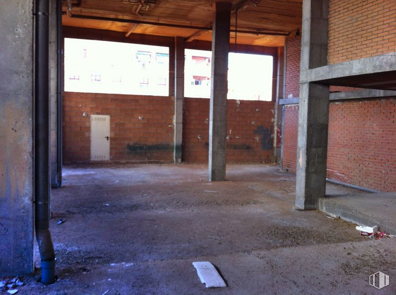 Retail for sale at Glorieta Tamarindo, Aranjuez, Madrid, 28300 with wood, brickwork, floor, fixture, brick, flooring, beam, building material, building and composite material around