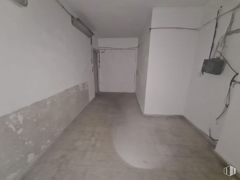 Retail for sale at Paseo de Ezequiel González, Segovia, 40002 with door, grey, floor, flooring, wood, fixture, composite material, ceiling, space and plaster around