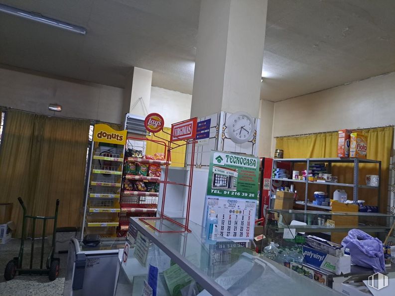 Retail for rent at Carretera Canillas, Hortaleza, Madrid, 28043 with shelf, building, shelving, customer, publication, retail, convenience store, service, ceiling and bookcase around