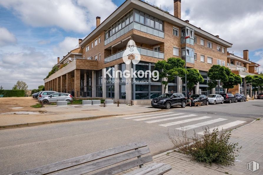 Retail for sale at Zona Carrefour Ávila, Ávila, 28005 with car, building, cloud, sky, plant, wheel, infrastructure, vehicle, road surface and tree around