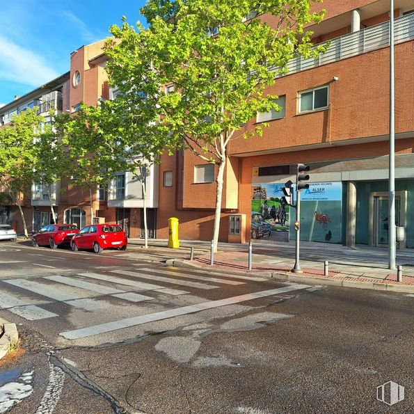 Local en alquiler en Zona Valdelasfuentes, Alcobendas, Madrid, 28100 con propiedad, edificio, coche, ventana, rueda, superficie de la carretera, árbol, diseño urbano, neumático y cielo alrededor