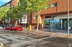 Local en alquiler en Zona Valdelasfuentes, Alcobendas, Madrid, 28100 con propiedad, edificio, coche, ventana, rueda, superficie de la carretera, árbol, diseño urbano, neumático y cielo alrededor