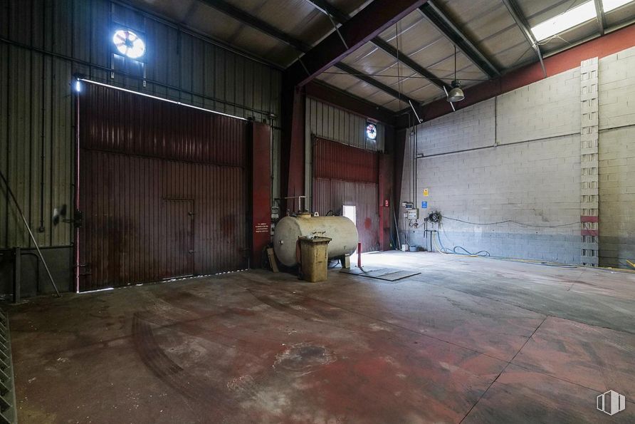 Industrial for sale at Calle Talleres, Alpedrete, Madrid, 28430 with door, floor, flooring, ceiling, metal, hall, warehouse, steel, light fixture and fluorescent lamp around