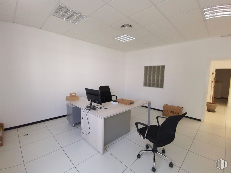 Office for rent at Edificio 4, Calle Casas de Miravete, Villa de Vallecas, Madrid, 28031 with chair, desk, furniture, interior design, flooring, floor, office chair, ceiling, office equipment and table around