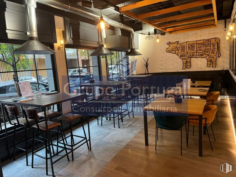 Local en alquiler en Zona Trafalgar, Chamberí, Madrid, 28010 con alumbrado, silla, lámpara, mesa de cocina y comedor, mesa, mueble, madera, interiorismo, suelos y restaurante alrededor