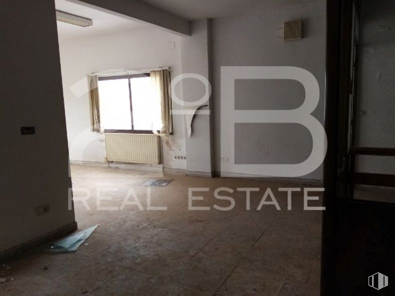 Industrial for sale at Casco urbano, La Puebla de Almoradiel, Toledo, 45840 with window, building, fixture, floor, flooring, wood, composite material, gas, ceiling and concrete around