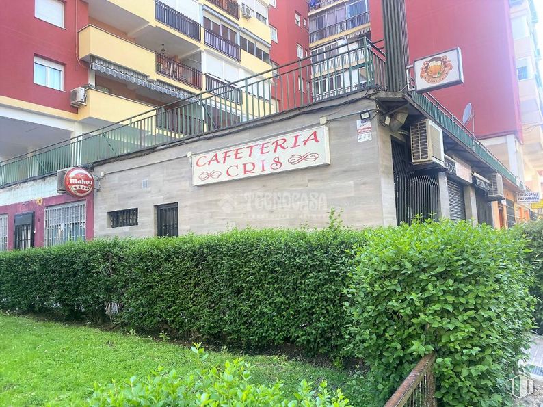 Local en venta en Avenida Olímpica, Móstoles, Madrid, 28935 con edificio, planta, ventana, diseño urbano, inmobiliario, cubierta vegetal, fachada, accesorio, condominio y arbusto alrededor