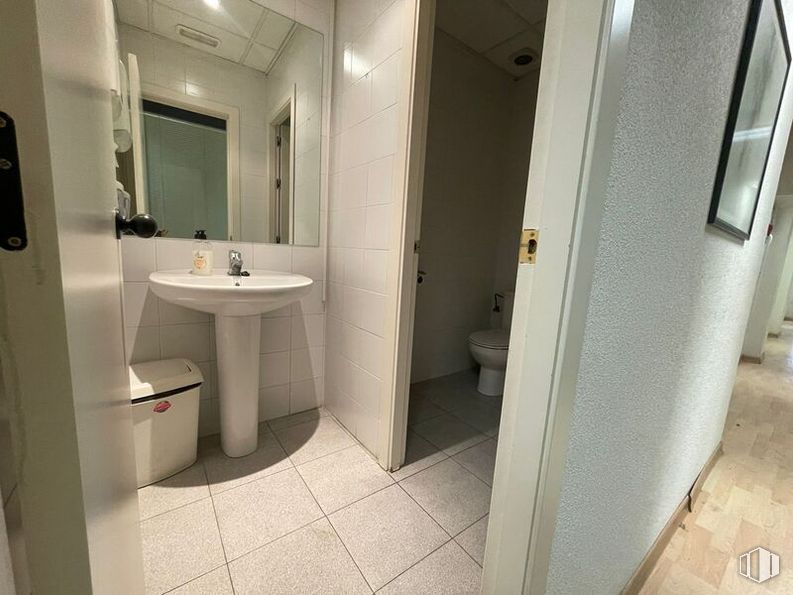 Oficina en venta en Zona Gaztambide, Chamberí, Madrid, 28015 con fregadero, espejo, grifo, lavabo, accesorios de fontanería, edificio, cuarto de baño, suelo, accesorio y fontanería alrededor