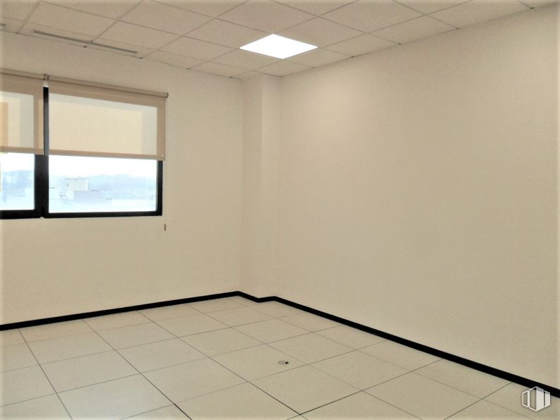 Office for rent at Edificio 1B (22-B), Calle Casas de Miravete, 22-24, Villa de Vallecas, Madrid, 28031 with wall, flooring, floor, ceiling, interior design, room, light fixture, glass, tile flooring and daylighting around