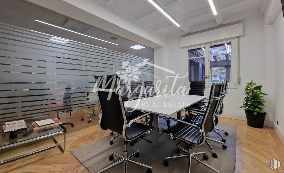 Oficina en venta en Calle Quintana, Moncloa - Aravaca, Madrid, 28008 con planta de interior, silla, mesa, mueble, planta, edificio, silla de oficina, maceta, interiorismo y madera alrededor