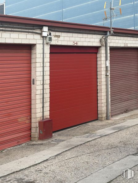 Retail for rent at Calle Ingeniero Fernández Casado, 8, Coslada, Madrid, 28820 with wall, red, composite material, brickwork, garage door, brick, concrete, garage, gate and building material around