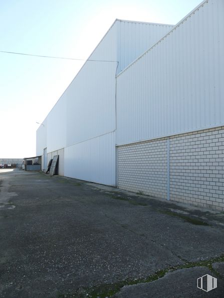 Industrial for rent at Carretera Madrid-Toledo, Km 50-200, Cabañas de la Sagra, Toledo, 45592 with building, sky, road surface, asphalt, wall, composite material, facade, tints and shades, concrete and slope around