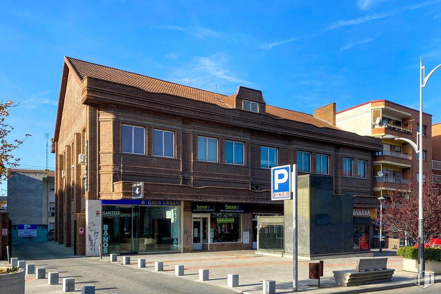 Local en venta en Zona centro, Collado Villalba, Madrid, 28400 con edificio, cielo, propiedad, ventana, nube, mediante, accesorio, edificio comercial, fachada y bienes raíces alrededor