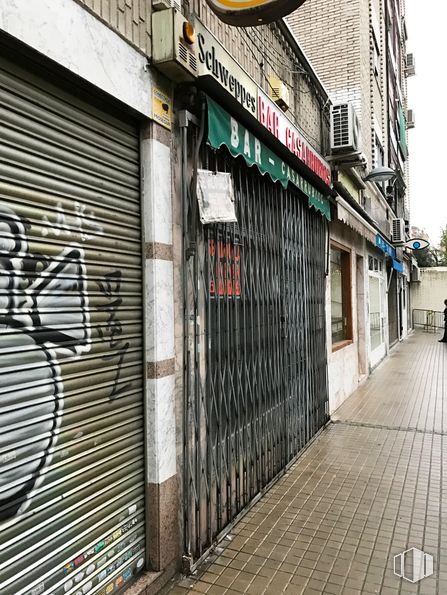 Retail for rent at Calle Cebreros, La Latina, Madrid, 28011 with building, road surface, wood, neighbourhood, facade, road, tints and shades, sidewalk, alley and house around